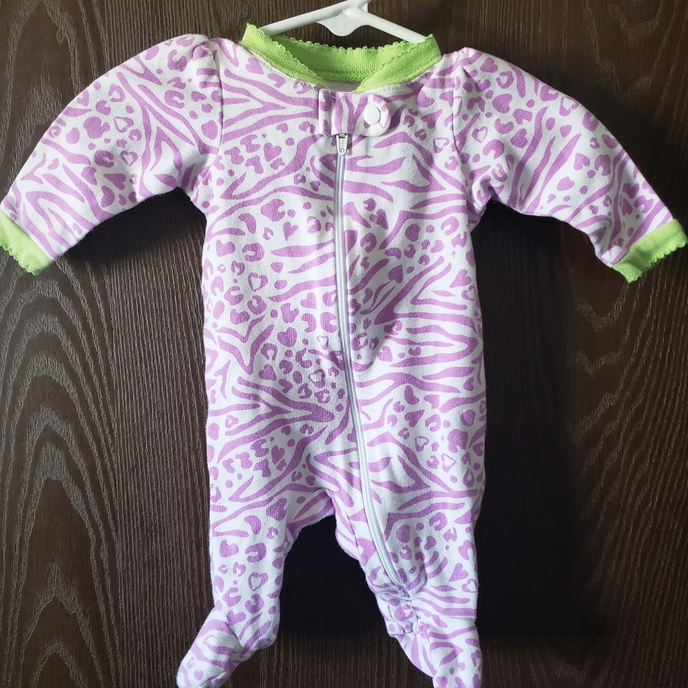 Any item with a  🌹 from my closet is 5 for $20! Brand new girl preemie onesie.